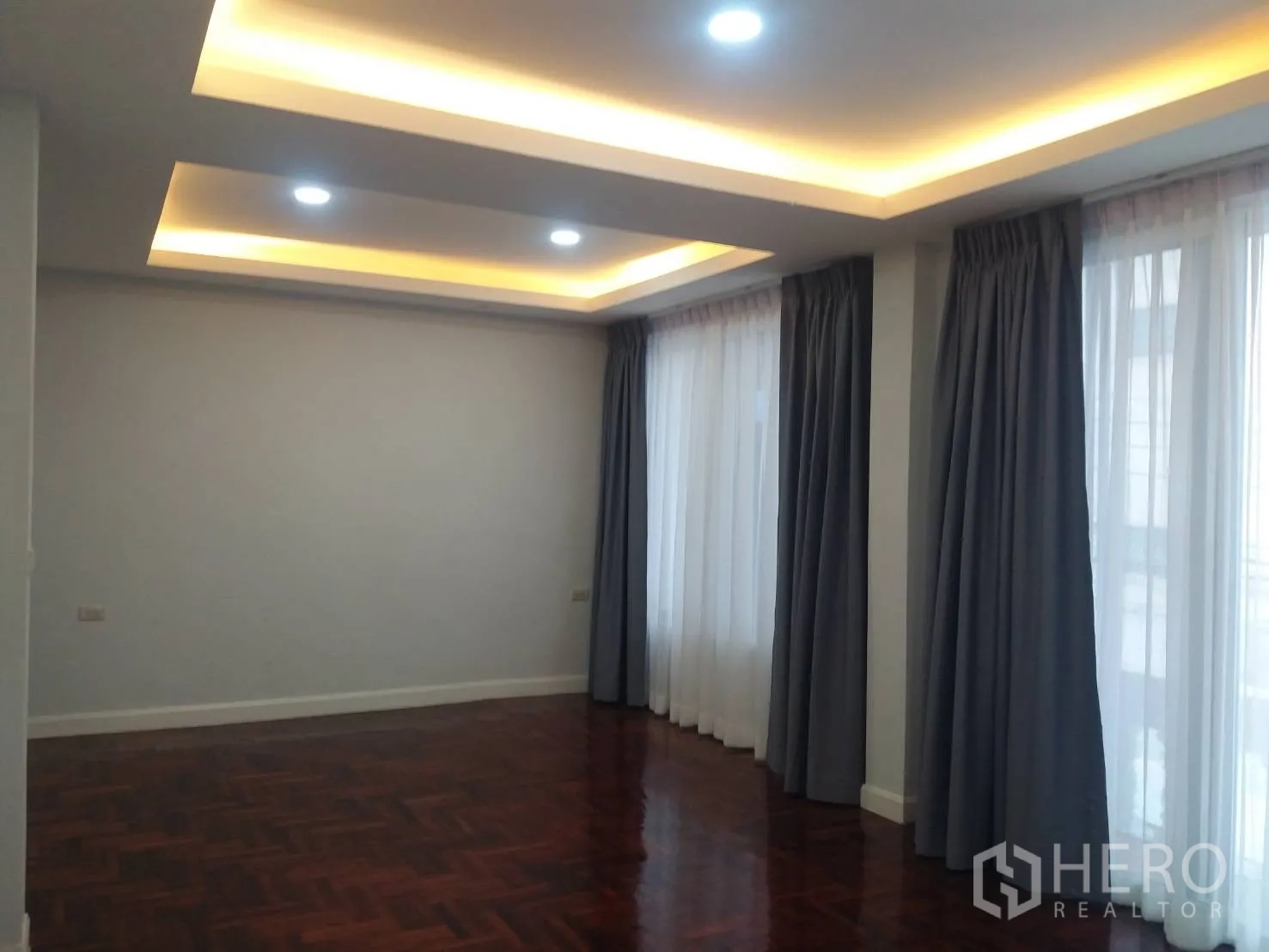 ทาวน์เฮาส์ ให้เช่าในKhlong Toei, Bangkok - ห้องนอนมุมกว้าง พื้นปาร์เกต์ หน้าต่างบานใหญ่ และไฟฝ้าซ่อนแสง.