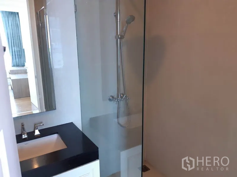 คอนโด ให้เช่าในWatthana, Bangkok - ห้องน้ำพร้อมตู้อาบน้ำกระจกและเคาน์เตอร์หินสีดำ