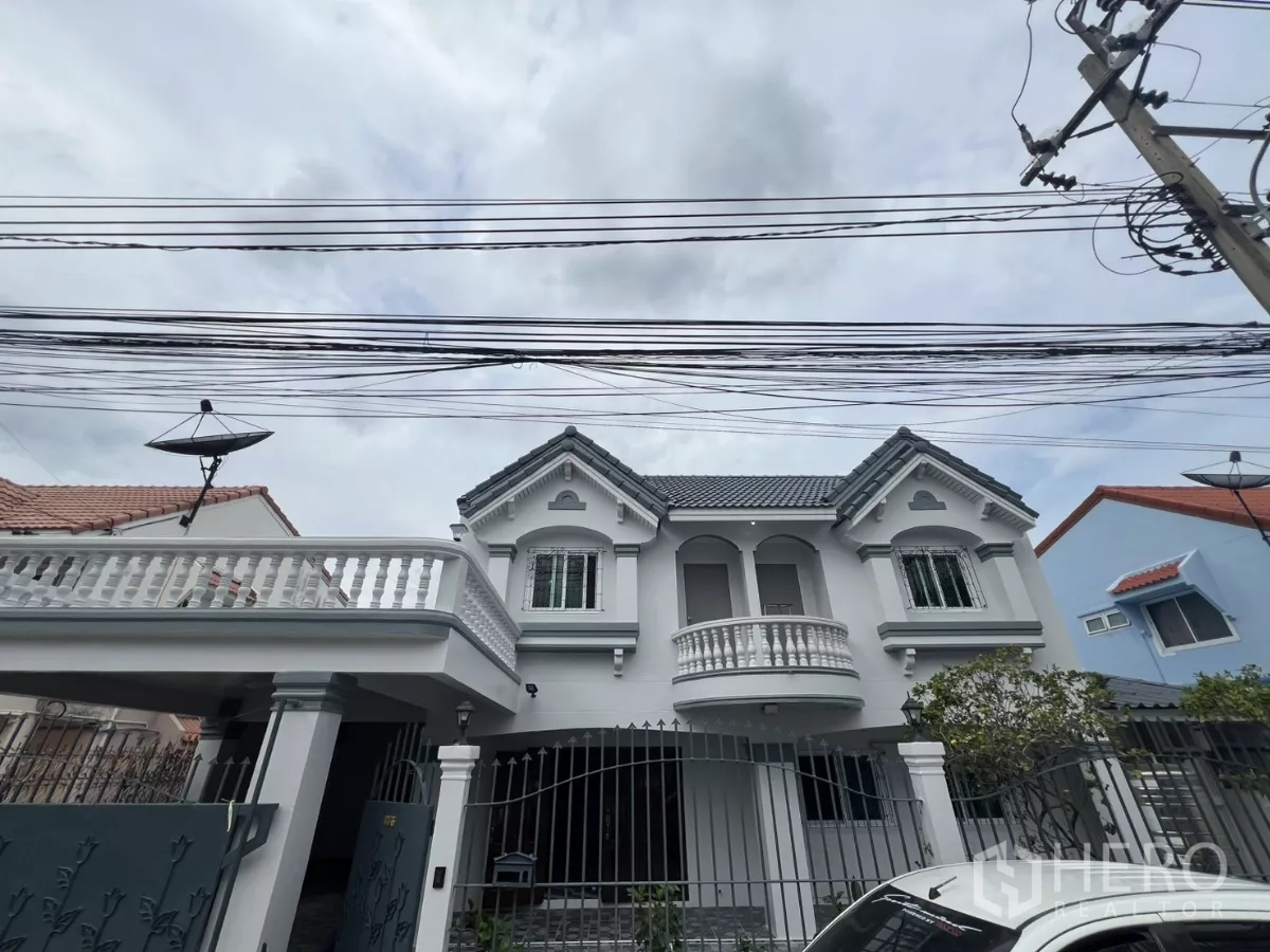 สำนักงานที่บ้าน ให้เช่าในPhra Khanong, Bangkok - โฮมออฟฟิศสองชั้นสีขาวพร้อมระเบียงและประตูรั้ว ในย่านพระโขนง