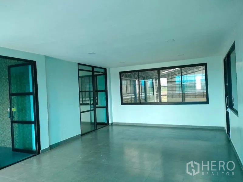 工厂 出租在Ban Phaeo, Samut Sakhon - 宽敞办公层，玻璃隔断与大窗。