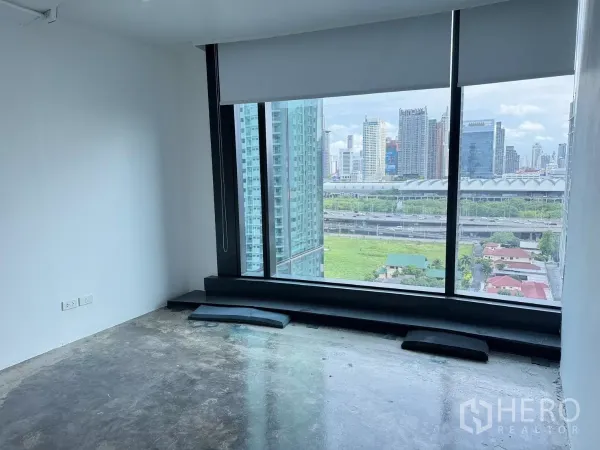 办公空间 出租在Din Daeng, Bangkok - 私密角落房，巨幅窗户可见城市高楼与绿地。