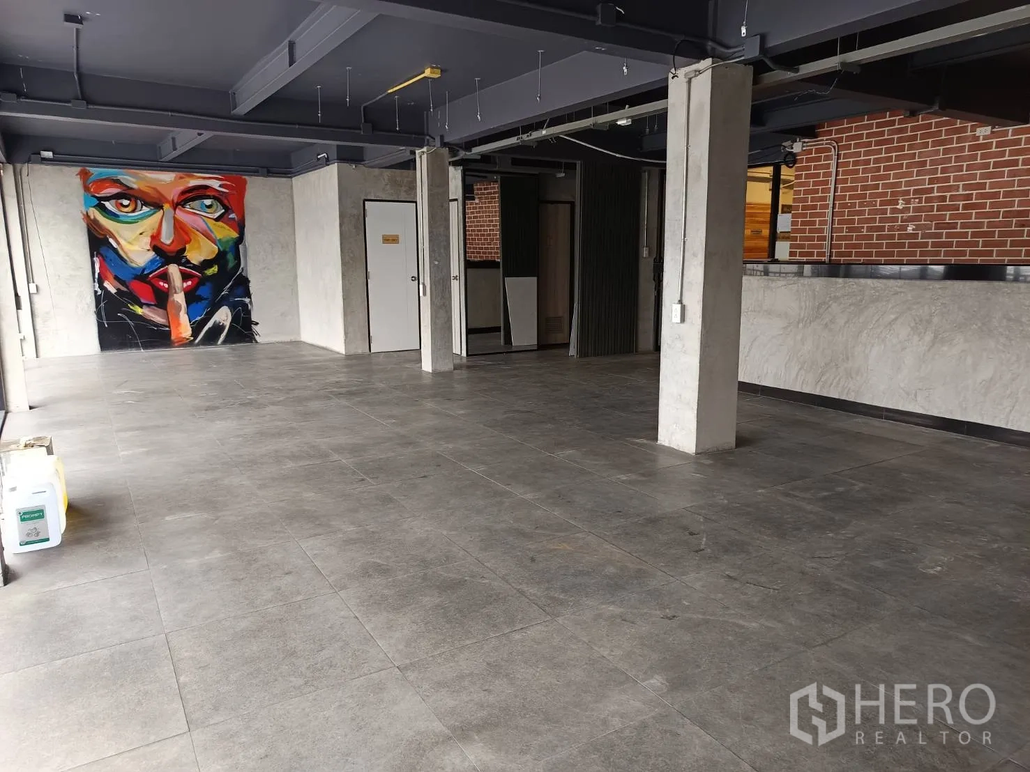 พื้นที่ขายปลีก ให้เช่าในWatthana, Bangkok - โถงกว้างพร้อมภาพจิตรกรรมสีสันสด เสารับน้ำหนัก และพื้นที่ใช้สอยมาก.