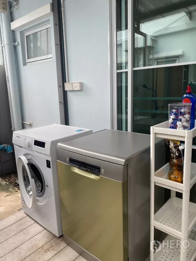 联排别墅 出租在Prawet, Bangkok - 家务阳台，洗衣机与不锈钢洗碗机。
