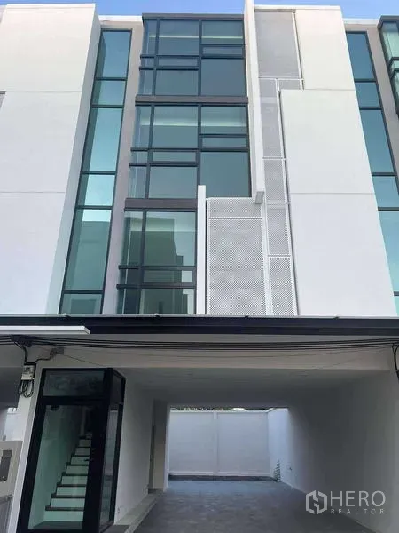 สำนักงานที่บ้าน ให้เช่าในBang Khen, Bangkok - ด้านหน้าอาคารโฮมออฟฟิศ 4 ชั้น สไตล์โมเดิร์น กระจกเต็มบาน พร้อมที่จอดรถมีหลังคา ในบางเขน