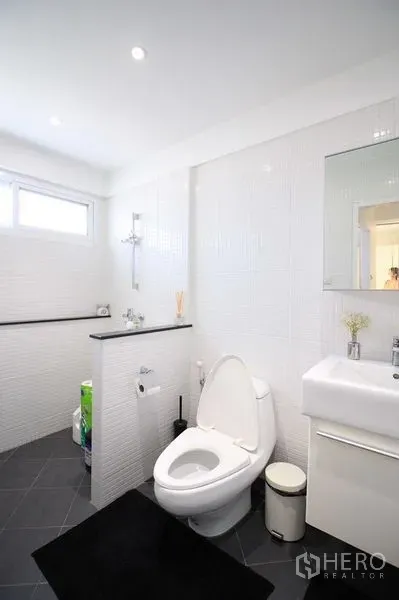 ทาวน์เฮาส์ ให้เช่าในWatthana, Bangkok - ห้องน้ำสไตล์โมเดิร์น กระเบื้องสีขาว มีโถสุขภัณฑ์ อ่างล้างหน้า และหน้าต่าง