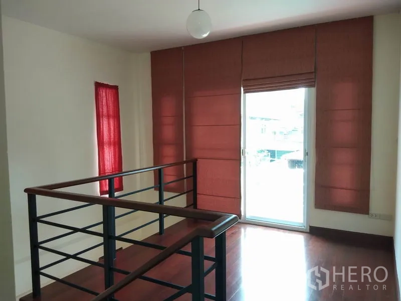 บ้าน ให้เช่าในWatthana, Bangkok - โถงบันไดราวเหล็ก ผ้าม่านบานยาว และประตูกระจกสู่ระเบียง