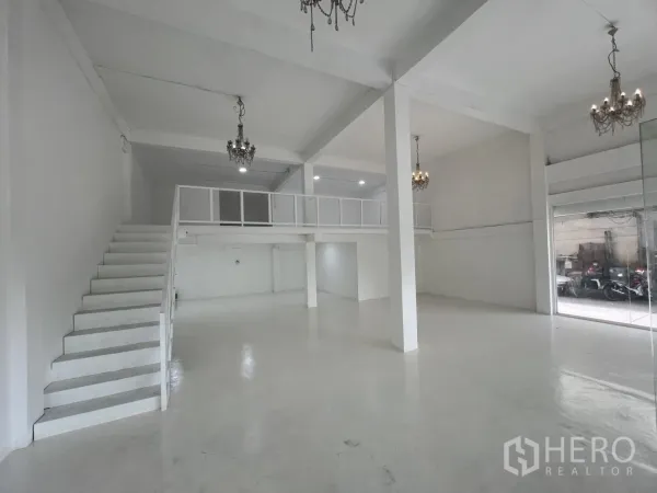 พื้นที่ขายปลีก ให้เช่าในKhlong Toei, Bangkok - ฮอลล์ร้านค้ากว้าง พร้อมบันไดขึ้นชั้นลอย เสา และผนังกระจกเต็มบาน