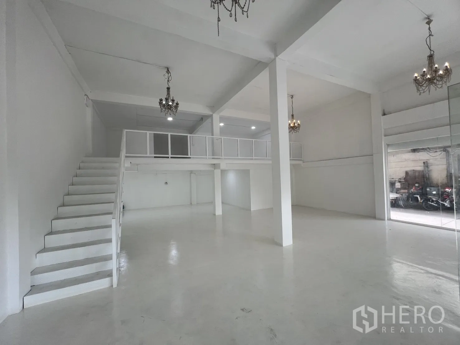 พื้นที่ขายปลีก ให้เช่าในKhlong Toei, Bangkok - ฮอลล์ร้านค้ากว้าง พร้อมบันไดขึ้นชั้นลอย เสา และผนังกระจกเต็มบาน