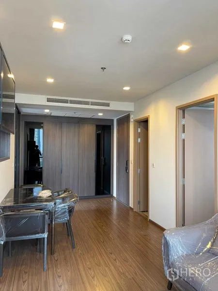 คอนโด ขายในWatthana, Bangkok - พื้นที่นั่งเล่นและรับประทานอาหาร พื้นไม้ ไฟดาวน์ไลต์ เชื่อมสู่ห้องนอน