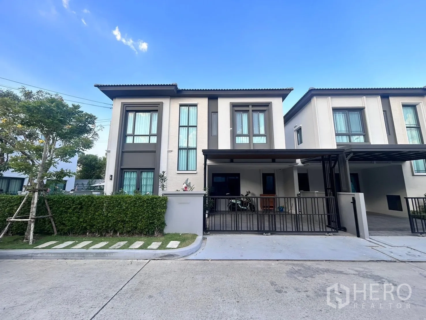 Semi-detached House for rent in Bang Phli, Samut Prakan - Modern semi-detached house facade with gated carport on a quiet street.