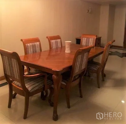 คอนโด ให้เช่าในWatthana, Bangkok - มุมรับประทานอาหารโต๊ะไม้ 6 ที่นั่ง พื้นกระเบื้อง