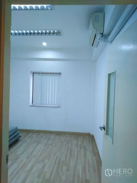 Office Space for sale in Bang Kapi, Bangkok - Compact private office with window blinds, split air-conditioner and timber flooring.