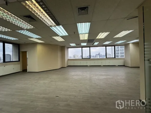 สำนักงาน ให้เช่าในBang Rak, Bangkok - พื้นที่ทำงานสว่าง หน้าต่างพาโนรามาพร้อมวิวสกายไลน์และตู้บิวท์อิน