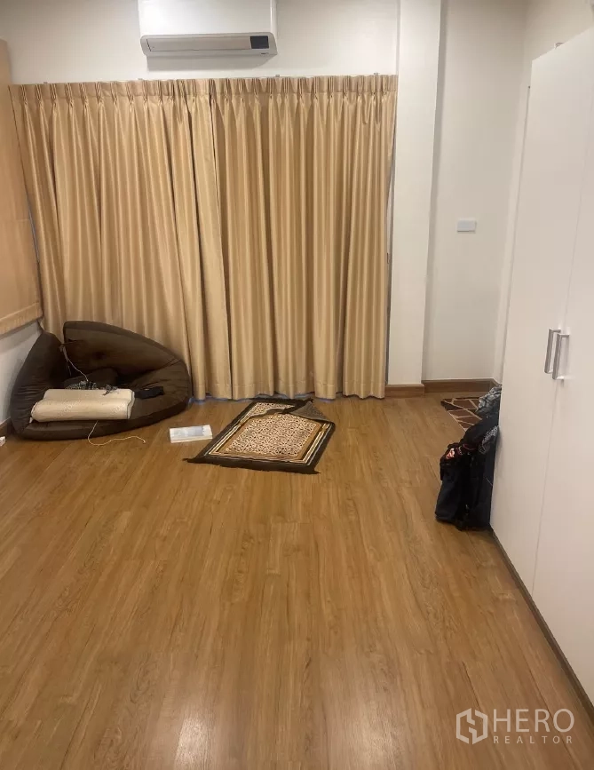 บ้าน ให้เช่าหรือขายในSaphan Sung, Bangkok - ห้องนอนพื้นไม้ ตู้เก็บของ และผ้าม่านทึบ