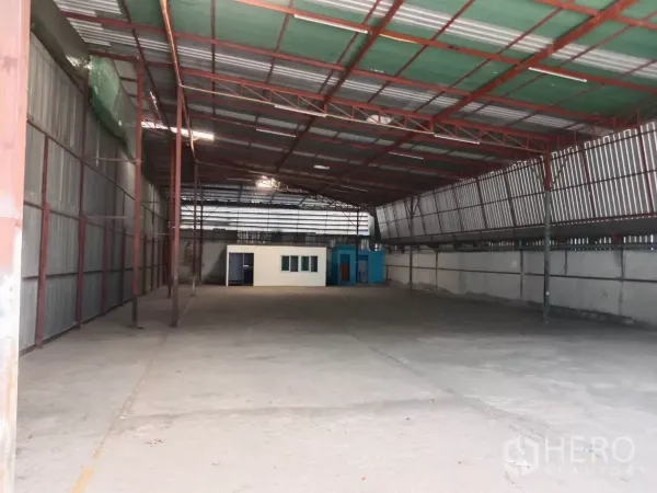 คลังสินค้า ให้เช่าในSaphan Sung, Bangkok - ฮอลล์เก็บของโล่ง ผนังระบายอากาศ โครงเหล็กสีแดง พื้นไร้เสาเกะกะ