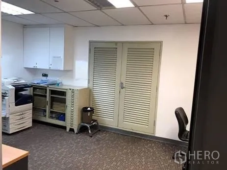 สำนักงาน ให้เช่าในKhlong Toei, Bangkok - ห้องอเนกประสงค์พร้อมเครื่องพิมพ์ ตู้เก็บของ และประตูลูกฟัก