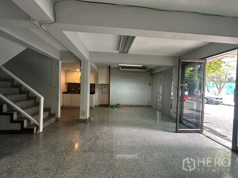 อาคารพาณิชย์ ให้เช่าในKhlong Toei, Bangkok - พื้นที่ชั้นล่างเปิดโล่ง พร้อมบันไดและประตูกระจกพับ