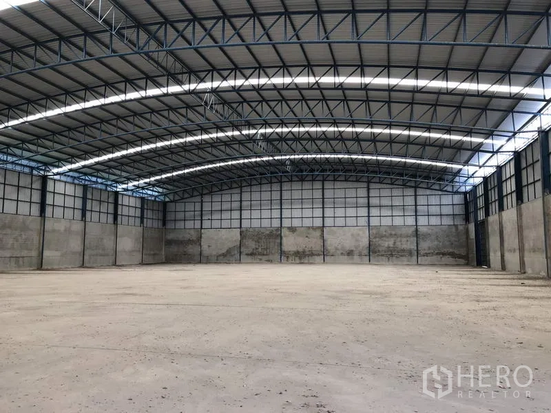 货栈 出租在Saraburi - 大跨度无柱仓库空间，拱形屋面与通风墙板，明亮开阔。