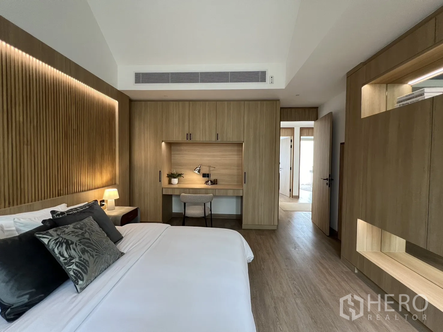 Townhouse for sale in Watthana, Bangkok - Spacious walk-in closet with glass wardrobes and central island.