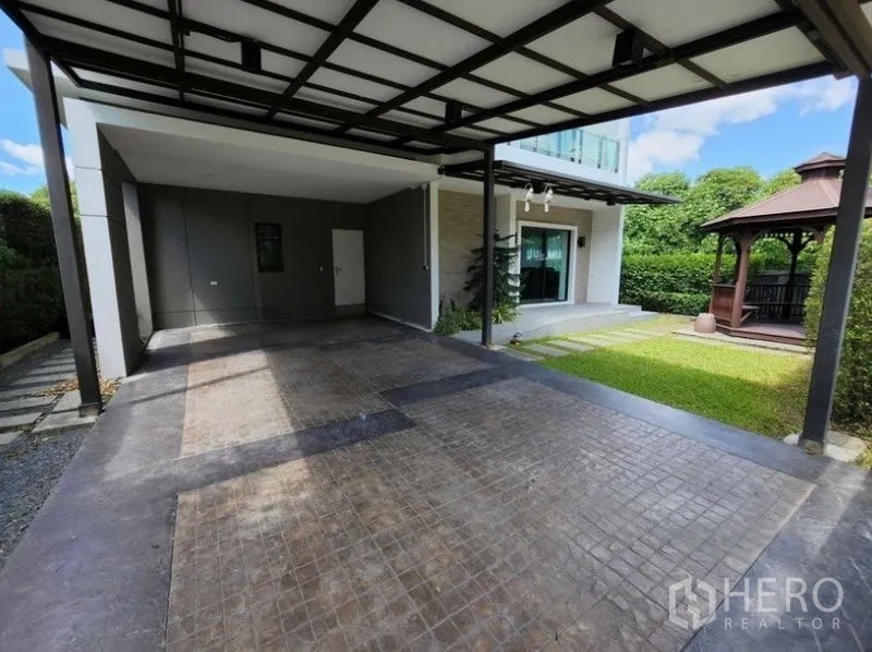 บ้าน ให้เช่าในPrawet, Bangkok - โรงจอดรถสองคันมีหลังคา ข้างสนามหญ้าและศาลาไม้ในสวน