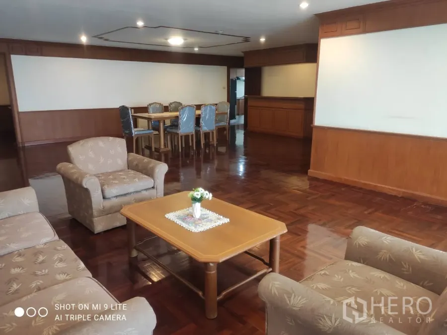 อพาร์ทเมนท์ ให้เช่าในWatthana, Bangkok - โซนรับแขกและทานอาหารแบบโอเพ่นสเปซ ชุดโซฟา โต๊ะอาหาร และพื้นไม้