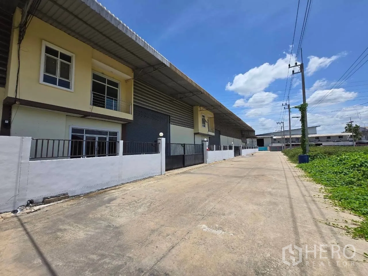โกดัง for rent or sale in Mueang Samut Sakhon, Samut Sakhon - ด้านหน้ามีอาคารสำนักงาน 2 ชั้น และประตูม้วนขนาดใหญ่