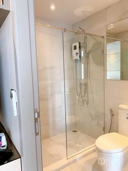 คอนโด ให้เช่าในWatthana, Bangkok - ห้องน้ำสมัยใหม่ ห้องอาบน้ำกระจก เครื่องทำน้ำอุ่น และผนังกระเบื้องสีขาว