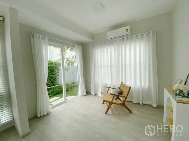 独立式住宅 出租在Prawet, Bangkok - 一层多功能房，推拉门通向私家庭院