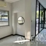 สำนักงานที่บ้าน ให้เช่าในWang Thonglang, Bangkok - มุมนั่งเล่นขนาดเล็กมีหน้าต่างและกระจกเงากลมข้างพื้นที่ทำงานหลัก