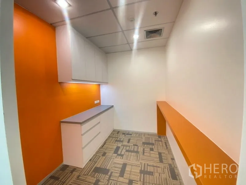 办公空间 出租在Chatuchak, Bangkok - 内置茶水间，橙色点缀墙，顶柜与操作台