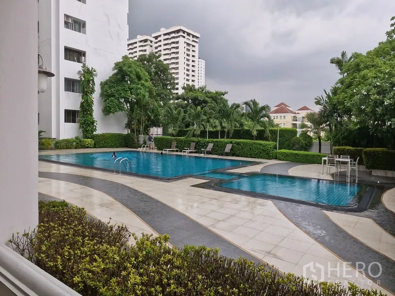 คอนโด ให้เช่าในWatthana, Bangkok - สระว่ายน้ำกลางแจ้งพร้อมเตียงอาบแดดและสวนจัดแต่ง