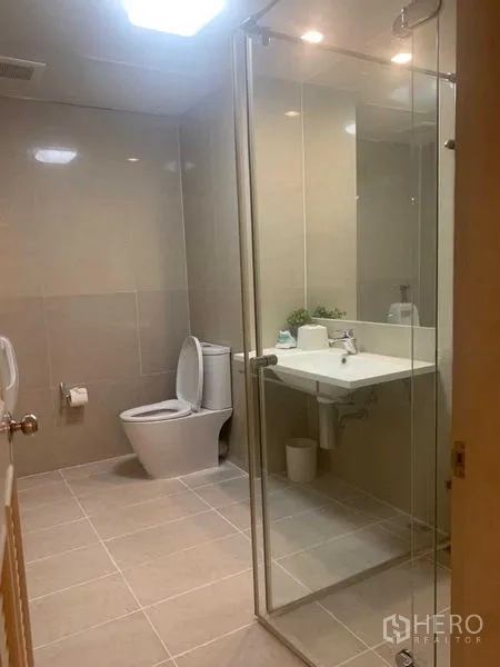คอนโด ให้เช่าในKhlong San, Bangkok - ห้องน้ำที่สองพร้อมตู้กระจกอาบน้ำ อ่างล้างหน้า และโถสุขภัณฑ์
