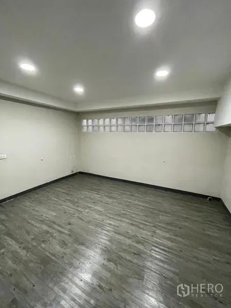 带办公室的家 出租在Chatuchak, Bangkok - 封闭房间，灰色木纹地板与玻璃砖高窗