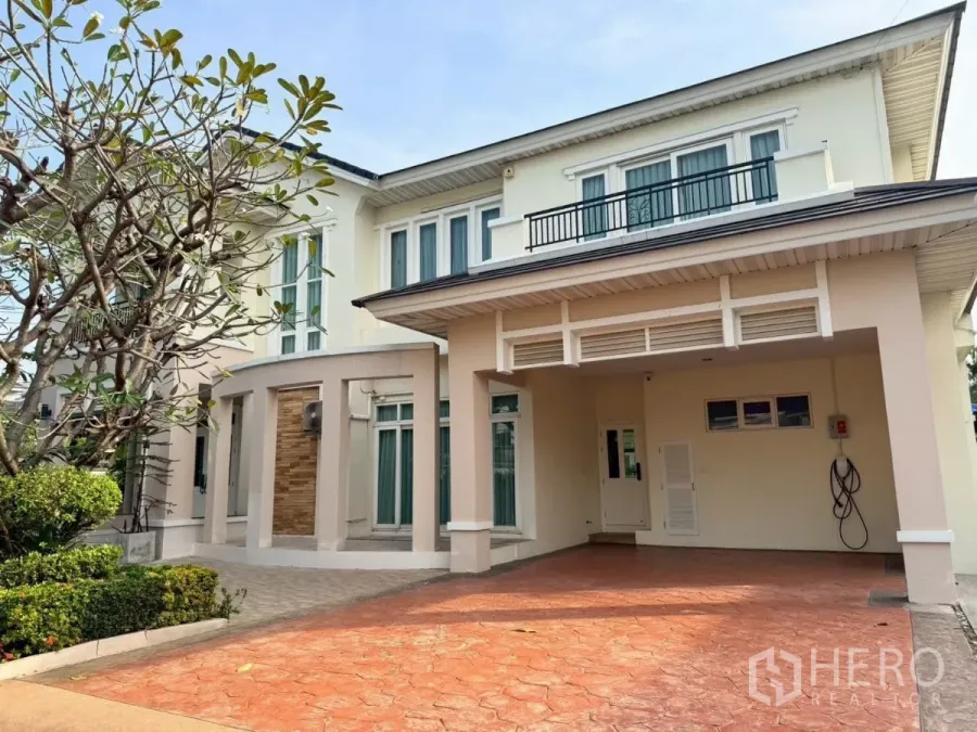 Detached House for rent or sale in Bang Phli, Samut Prakan - Two-storey detached house facade with covered carport and balcony at Perfect Masterpiece Sukhumvit 77