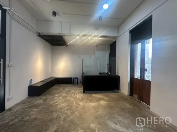 สำนักงานที่บ้าน ให้เช่าในPathum Wan, Bangkok - พื้นที่ชั้นล่างพื้นปูนขัดมัน พร้อมเคาน์เตอร์ต้อนรับและประตูบานกระจก