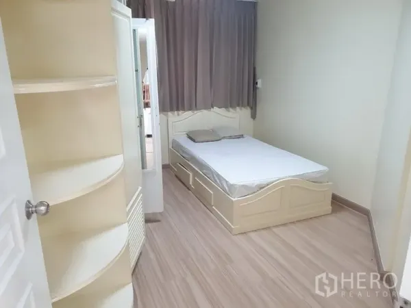 คอนโด ให้เช่าในWatthana, Bangkok - ห้องนอนรองเตียงเดี่ยว พร้อมลิ้นชักเก็บของและผ้าม่านทึบ