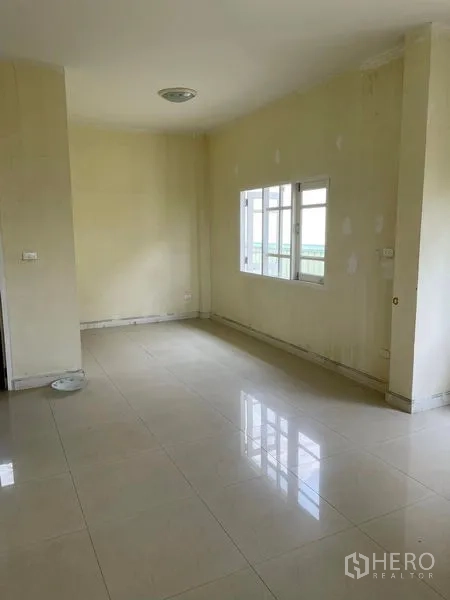 คลังสินค้า ให้เช่าในSamut Sakhon - ห้องสำนักงานสว่าง พื้นกระเบื้อง ผนังโทนสว่าง และหน้าต่างมองเห็นพื้นที่ด้านนอก