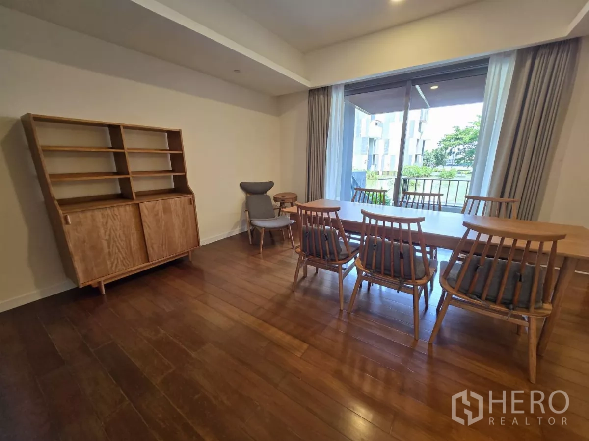 公寓 出租在Yan Nawa, Bangkok - 餐区设六人木桌与置物柜，连通观水景的阳台。