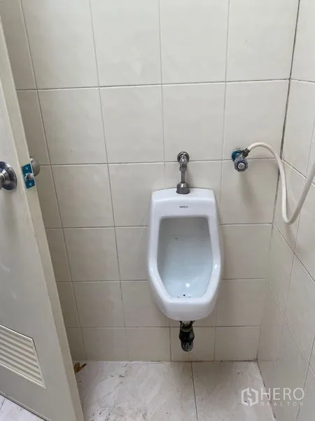 Warehouse for rent in Chatuchak, Bangkok - Urinal in a tiled restroom.