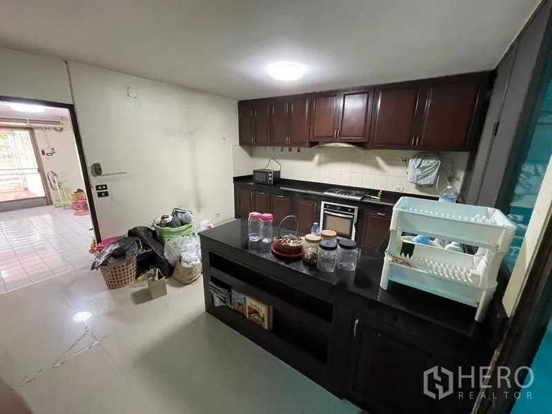 สำนักงานที่บ้าน ให้เช่าในWatthana, Bangkok - มุมมองครัวไปทางทางเข้า พร้อมไอส์แลนด์และตู้เก็บของจำนวนมาก