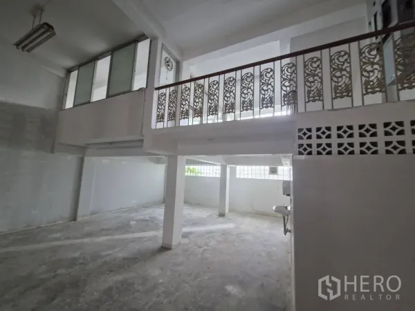 อาคารพาณิชย์ ให้เช่าในYan Nawa, Bangkok - ชั้นลอยพร้อมราวเหล็กฉลุและห้องกระจกกั้น