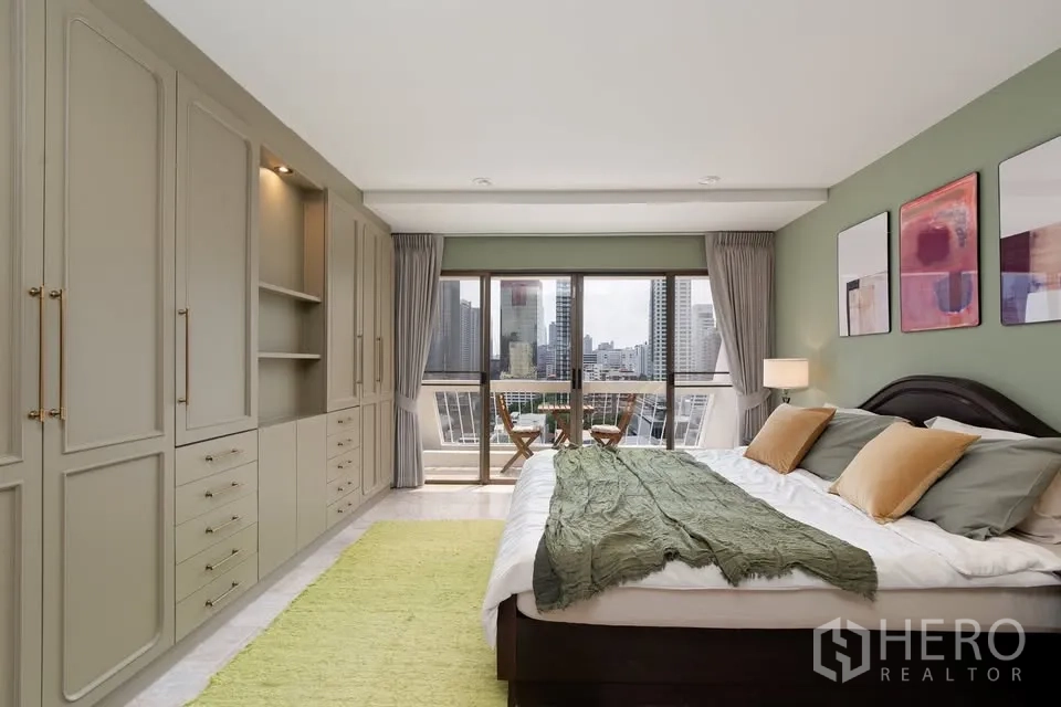 公寓 for rent in Watthana, Bangkok - 卧室设整面衣柜，连通阳台，远眺天际线。
