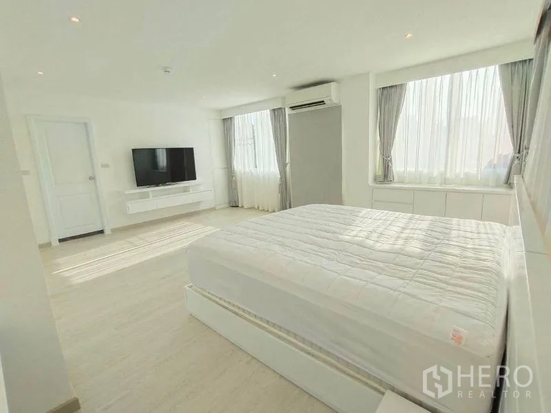 คอนโด ให้เช่าในBang Rak, Bangkok - ห้องนอนใหญ่แสงธรรมชาติเต็มพื้นที่ มีหน้าต่างบานกว้าง ทีวีติดผนัง และเครื่องปรับอากาศ