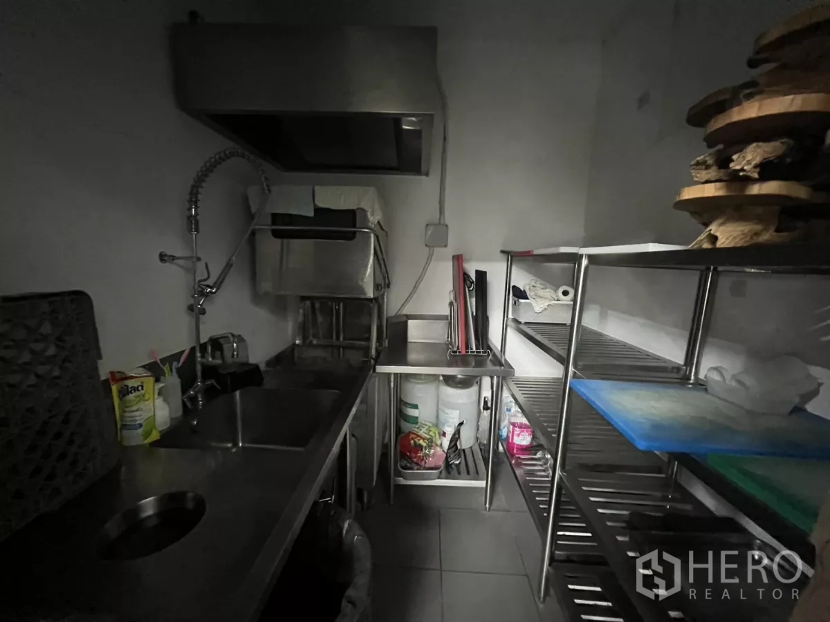 Retail Space for rent - Dishwashing and prep room with sinks and metal shelving.
