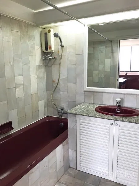 คอนโด ให้เช่าหรือขายในWatthana, Bangkok - ห้องน้ำอ่างอาบน้ำและอ่างล้างหน้าสีแดงไวน์ พร้อมเครื่องทำน้ำอุ่นและกระจกบานใหญ่