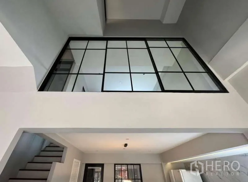 联排别墅 出租或出售在Prawet, Bangkok - 玻璃夹层俯瞰挑高客厅