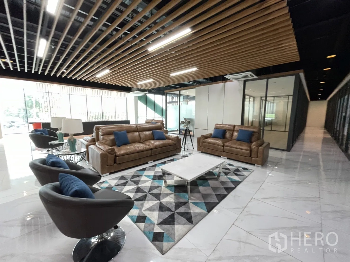 สำนักงาน ให้เช่าในLam Luk Ka, Pathum Thani - มุมนั่งพักผ่อนหน้าห้องทำงานกระจก พร้อมไฟเส้นดีไซน์โมเดิร์น