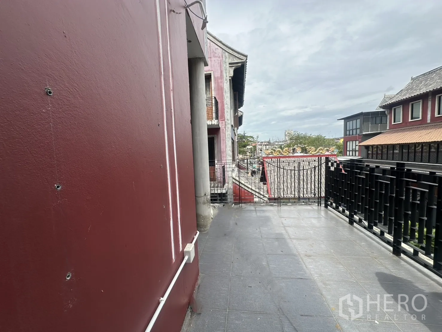 带办公室的家 出租在Pathum Wan, Bangkok - 宽敞阳台，黑色金属栏杆，眺望社区步行道