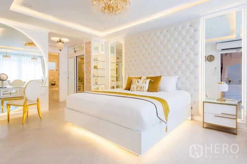 联排别墅 出租在Lat Phrao, Bangkok - 主卧配高雅软包床头、床下氛围灯、梳妆区与造型天花。