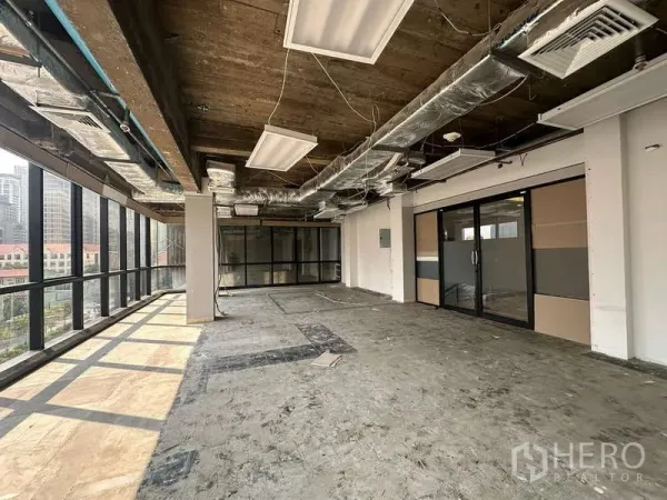 办公空间 出租 - 未装修的办公室楼层，设玻璃隔间会议室，大窗引入充足自然光。